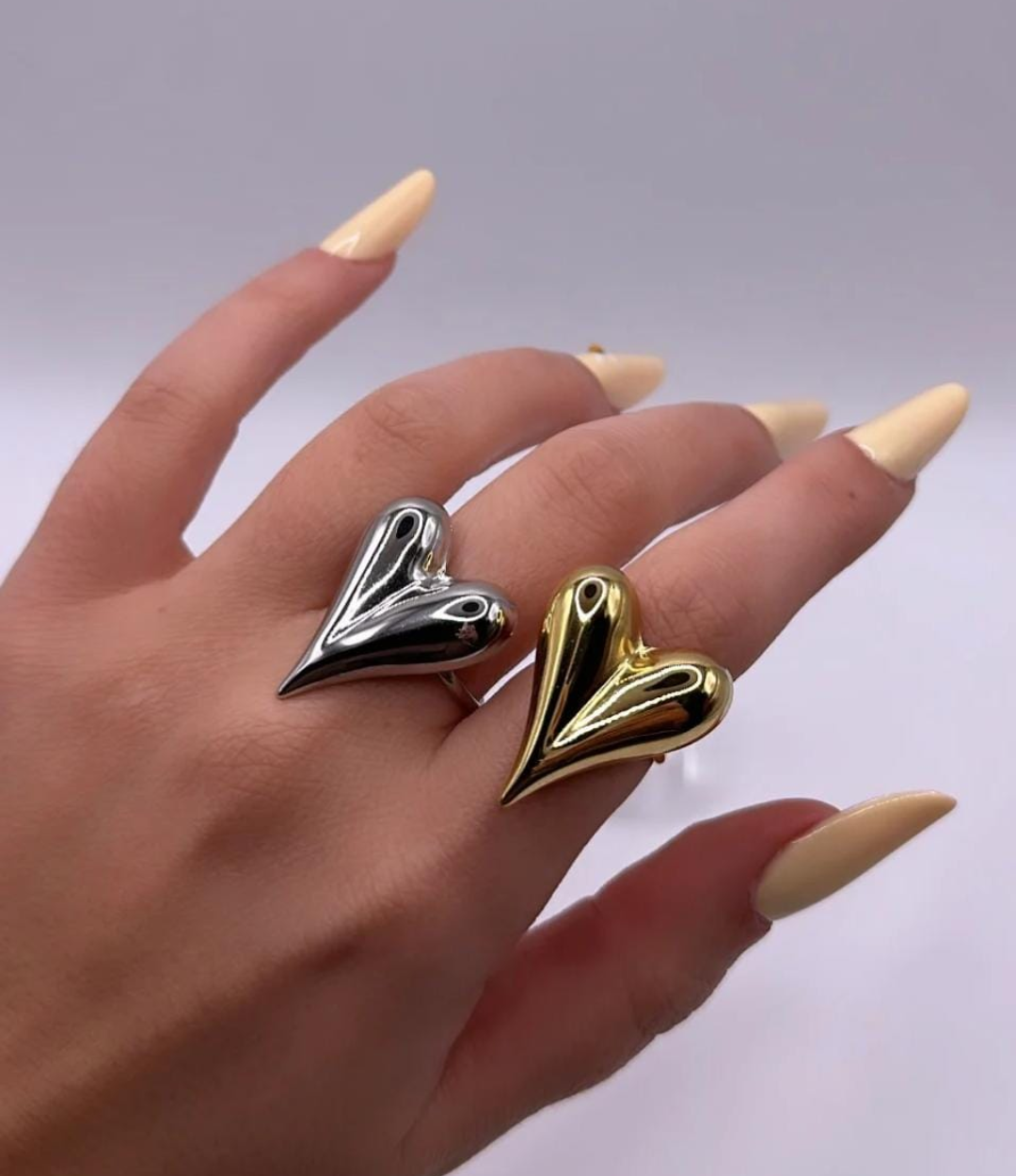 Anello in acciaio cuore allungato.