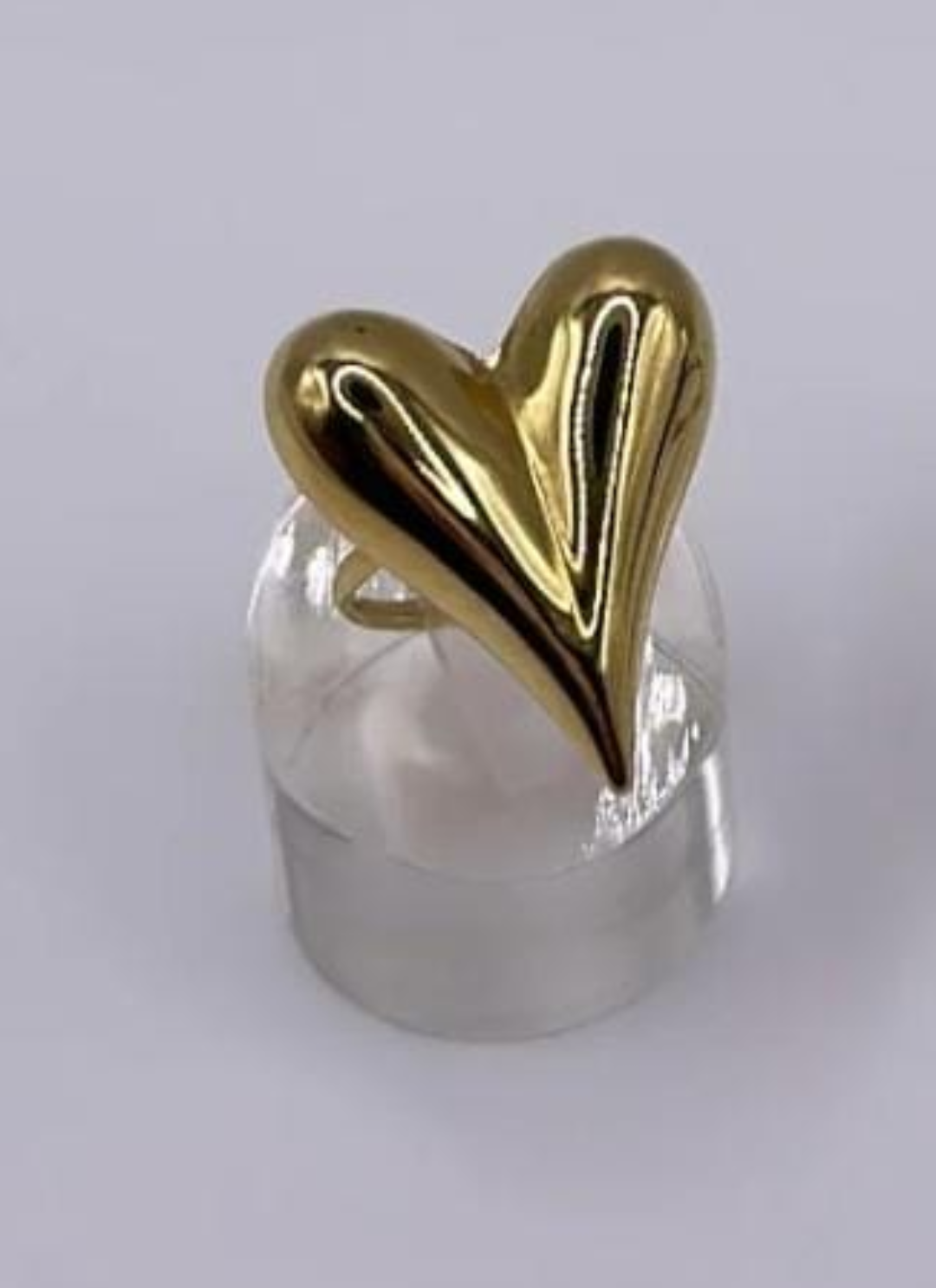 Anello in acciaio cuore allungato.