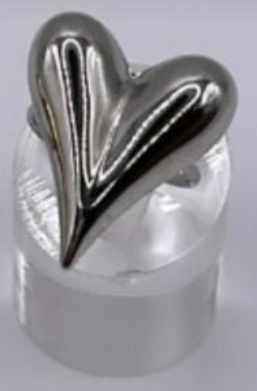 Anello in acciaio cuore allungato.