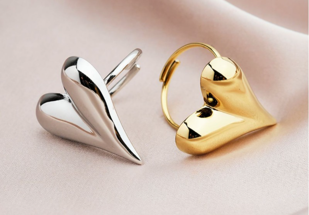 Anello in acciaio cuore allungato.